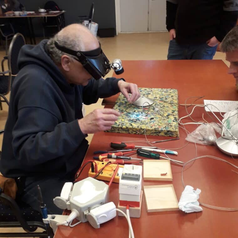 vrijwilliger aan het werk bij het repair cafe in Vogelenzang